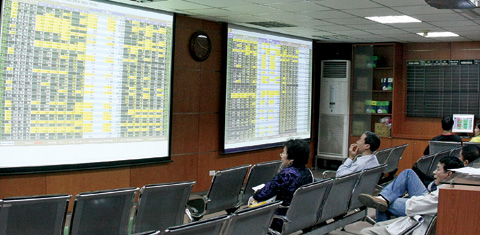 Không nên chặn tín dụng vào chứng khoán